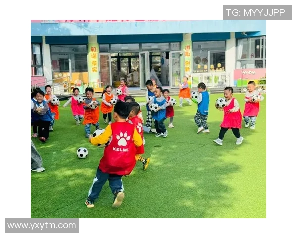 足球明星挑战踢瓶子游戏精彩瞬间视频播放引发热议